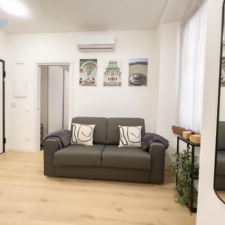 Piazza Della Borsa 3C Tirabora Short Rent Apartment Триест Екстериор снимка